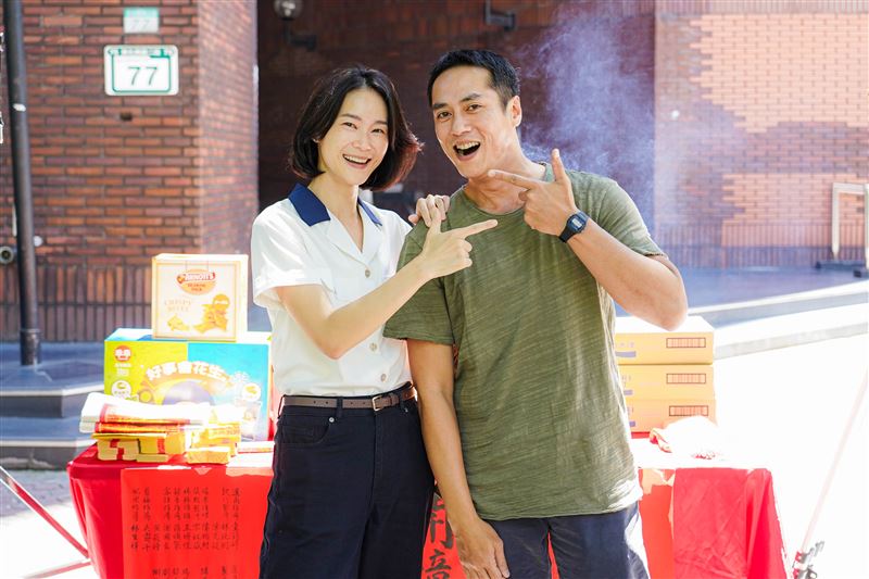 鍾瑶（左）在劇中飾演工地主任，而莊凱勛飾演工地頭頭。（圖／客家電視台提供）