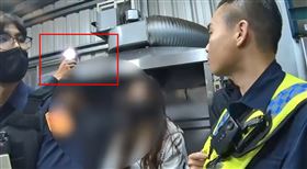 郭男以手機閃燈阻撓警方辦案被逮捕。（圖／翻攝畫面）