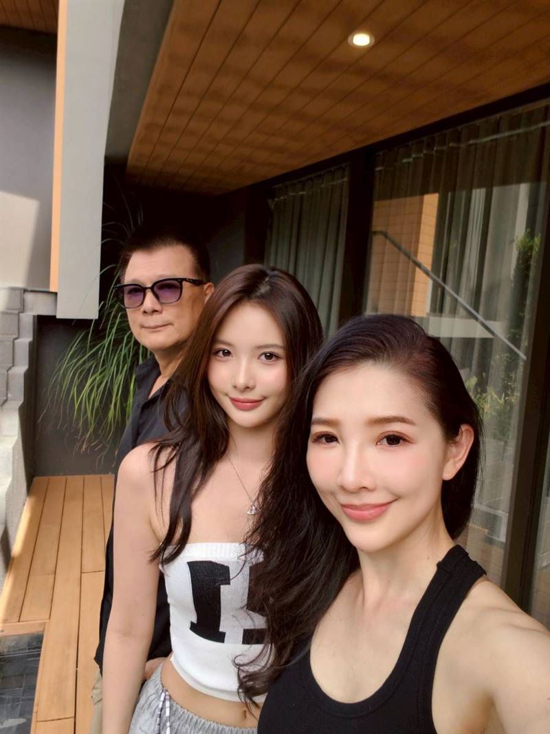蔡詩萍一家三口同框照。（圖／翻攝自蔡詩萍臉書）