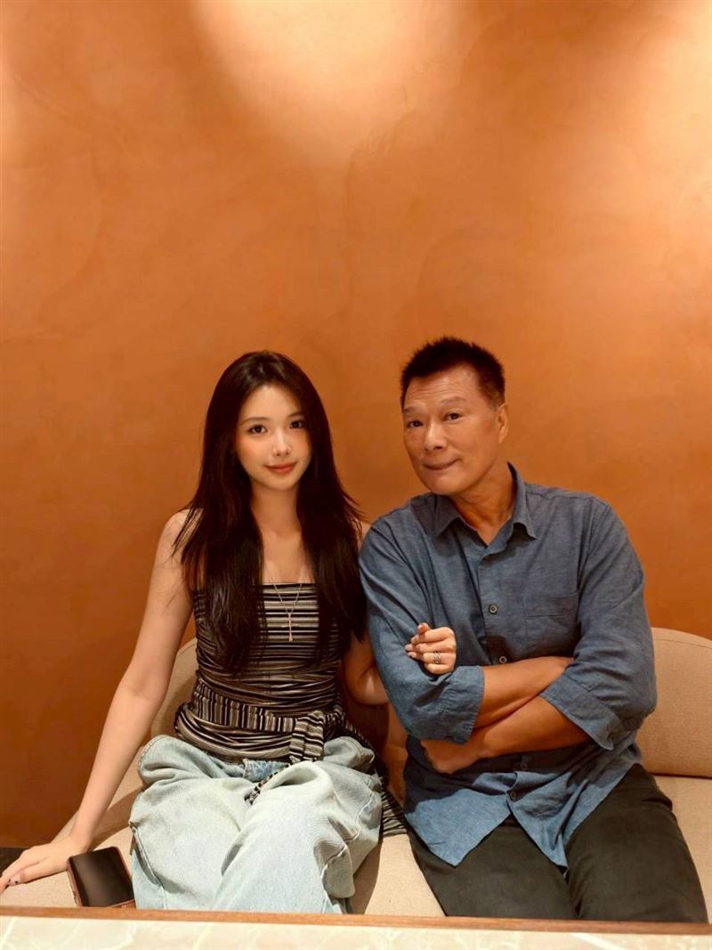 蔡詩萍笑稱自己是女兒的保鑣。（圖／翻攝自蔡詩萍臉書）