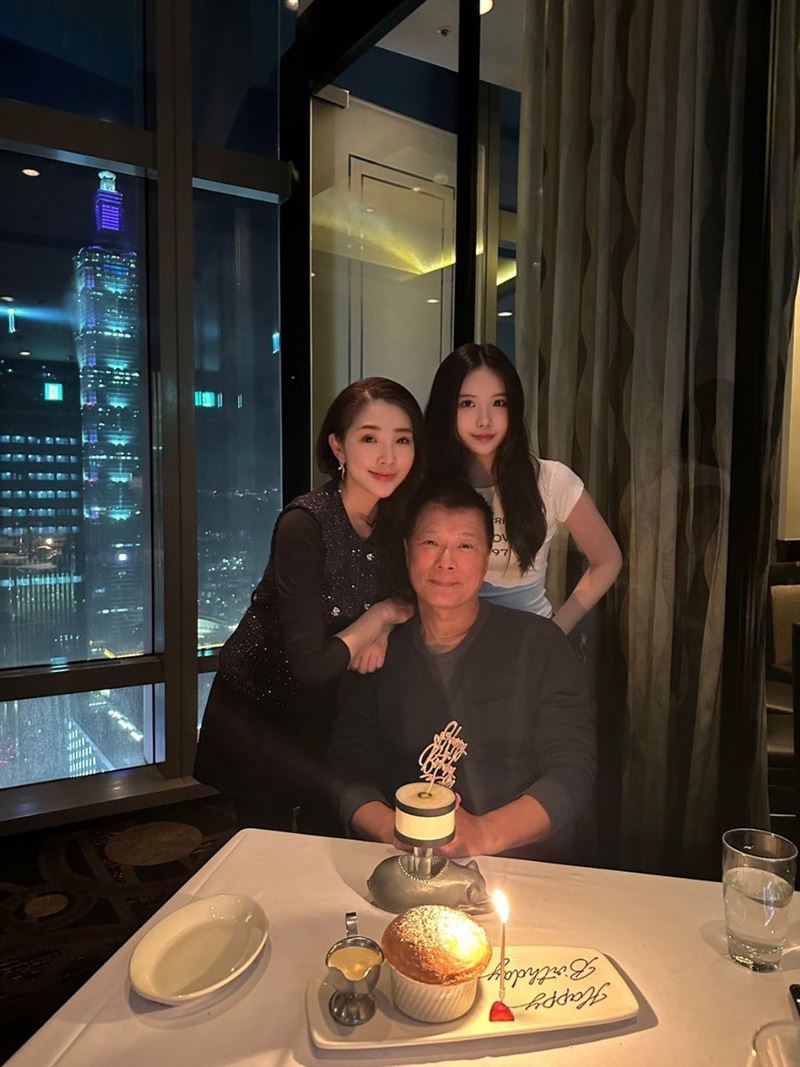 蔡詩萍（中）與林書煒（左）愛女蔡中泠（右）氣質非凡。（圖／翻攝自蔡詩萍臉書）