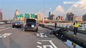 新北男子騎車行經忠孝橋時自撞分隔道後身亡。（圖／翻攝畫面）