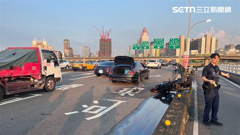 新北男子騎車行經忠孝橋時自撞分隔道後身亡。（圖／翻攝畫面）