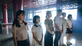 六個孩子在媽媽靈堂前崩潰大哭。（圖／大愛提供）