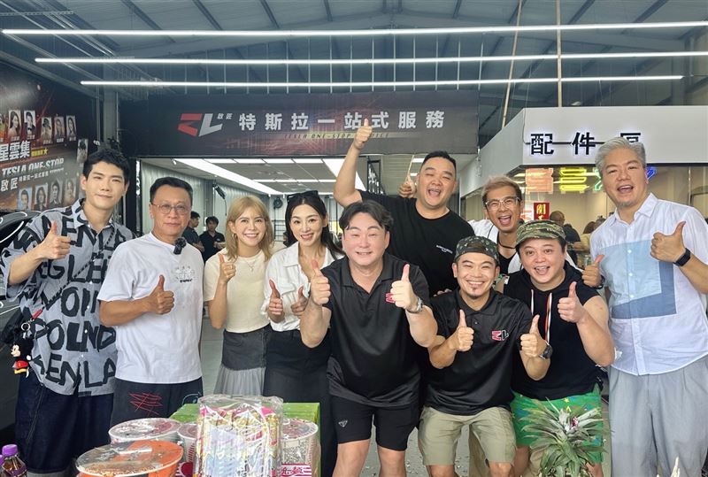 演員好友們力挺洪毛（前左）新店開幕。（圖／民視提供）