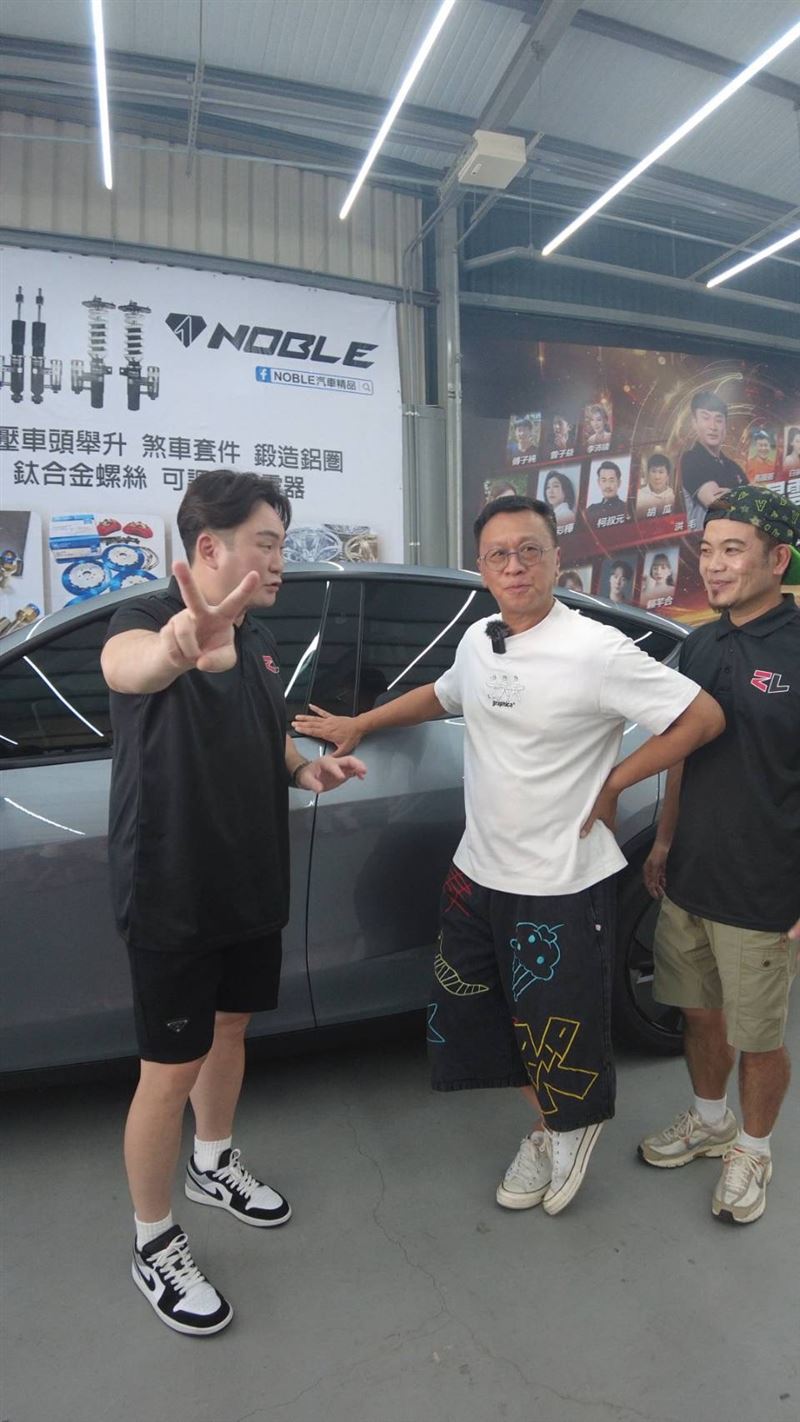 洪毛幫游安順新車升級。（圖／民視提供）