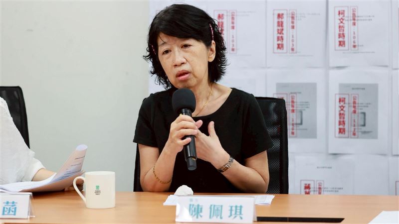 陳佩琪淚崩稱要拿著柯文哲照片到天安門廣場控訴賴清德。（圖／民眾黨提供）