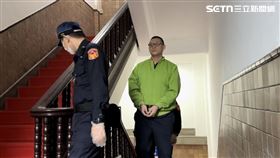 ▲毛畯珅出庭沒戴口罩，以真面貌面對媒體鏡頭。（圖／翻攝畫面）