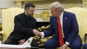 川普澤倫斯基相見歡。（圖／美聯社／達志影像）