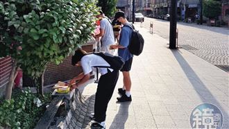 許光漢退伍復工！直擊現身保安宮拜拜祈福