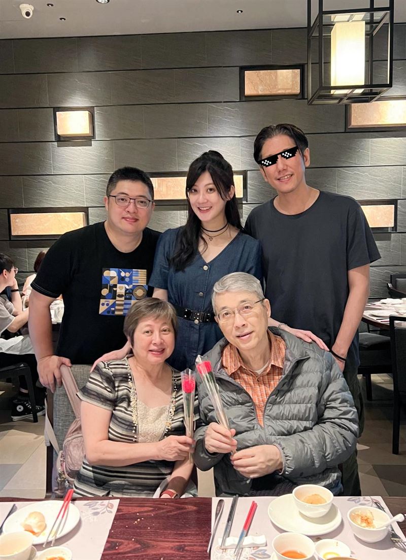 林逸欣（上中）與家人感情融洽，哥哥（上左）更是妹控。（圖／翻攝自林逸欣臉書）