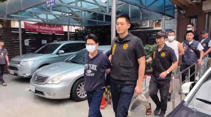 警方瓦解黃鶴樓集團，逮捕梁姓系統商（左）及多名工程師。（圖／刑事局提供）