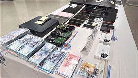 警方在黃鶴樓及共犯的工作室和住處，查扣大批贓款、手機及電腦。（刑事局提供）
