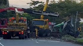 苗栗,貨櫃車,自撞,分隔島,翻覆,台1線。（圖／翻攝職業聯結車職業大貨車職業大客車拉拉隊運輸業照片影片資訊分享團）