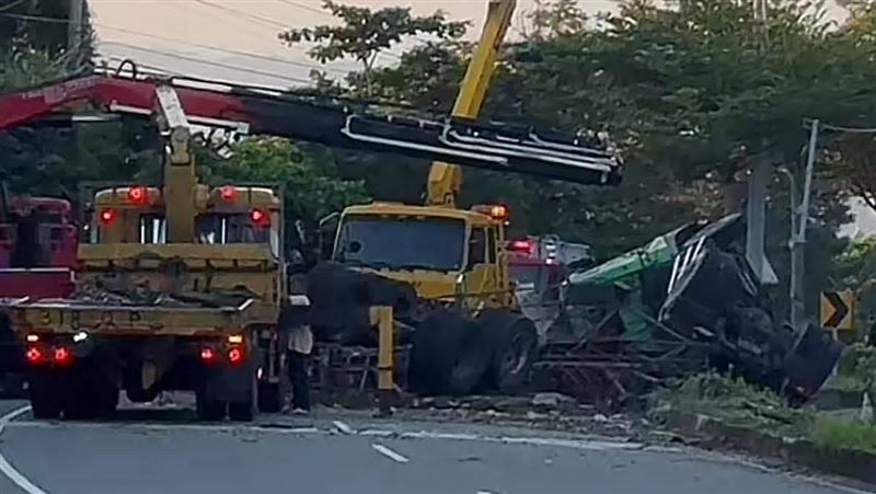 台1線苗栗縣西湖鄉路段，發生貨櫃車自撞翻覆事故。（圖／翻攝職業聯結車職業大貨車職業大客車拉拉隊運輸業照片影片資訊分享團）