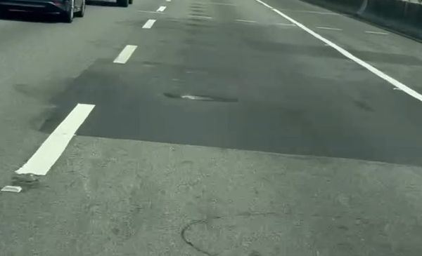 該事故路段坑坑洞洞還有大大小小補坑的痕跡，路況差導致車主的車輛受損。（圖／翻攝畫面）