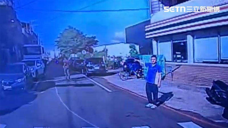 桃園市大園區濱海路三段，今天（19日）上午發生死亡車禍。（圖／翻攝畫面）