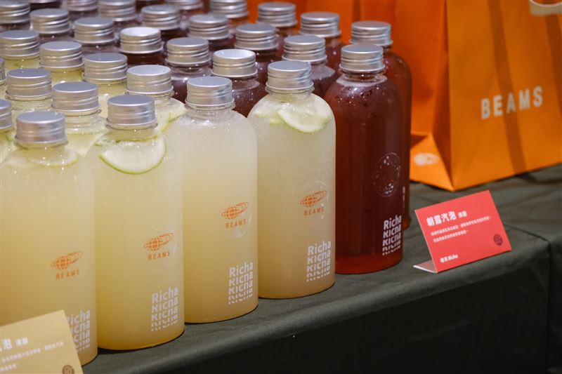 夏日限定的「汽泡茶」，讓純茶搖身一變成氣泡飲，沁涼又爽口。（圖／翻攝自理茶官網）
