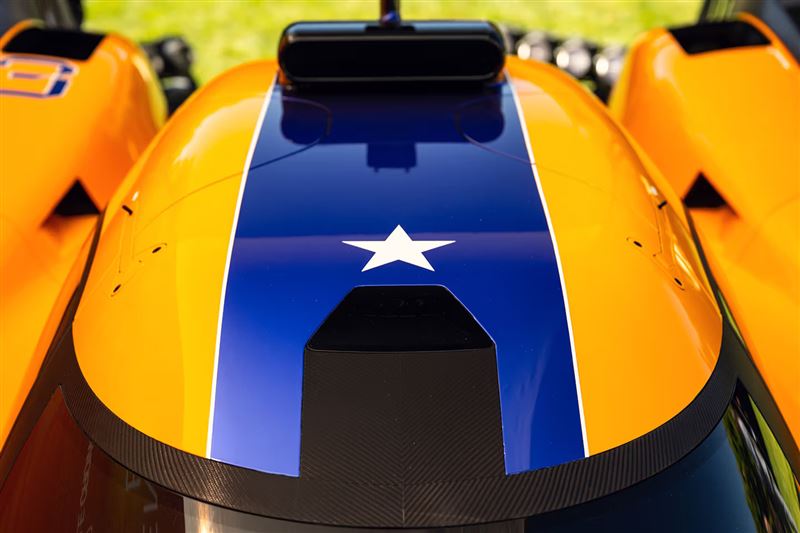車頂畫上一顆孤星，向Rutherford「Lone Star JR」的外號致敬。（翻攝McLaren網站）