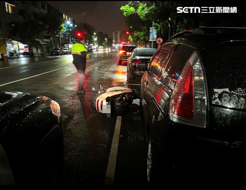 騎士滑行數公尺，最後撞上停放於停車格內的轎車才停下。（圖／翻攝畫面）
