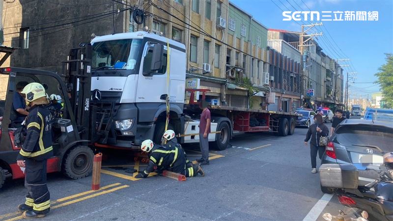 42歲林姓男子駕駛曳引車在停等紅燈，正當綠燈正要起步，卻撞倒疑要過馬路的76歲曾姓婦人。（圖／翻攝畫面）