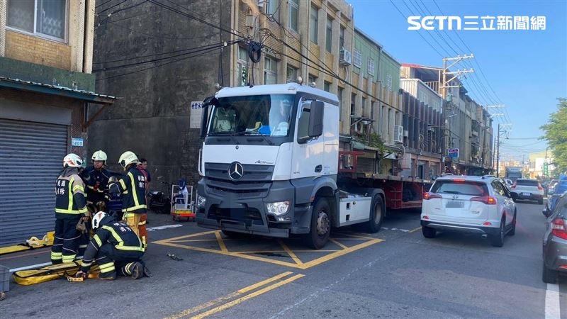 因曳引車過重，找來堆高機將車底抬起，才將受困婦人拖出。（圖／翻攝畫面）