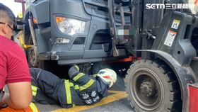桃園,桃園市,車禍,大園區,死亡,婦人,曳引車,堆高機,車禍,綠燈圖片描述。（圖／翻攝畫面）