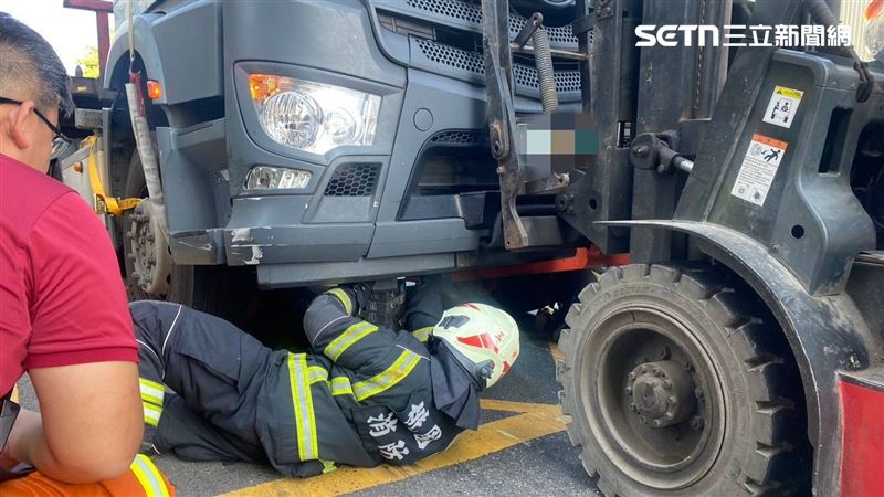 婦人受困車內，人已明顯死亡。（圖／翻攝畫面）