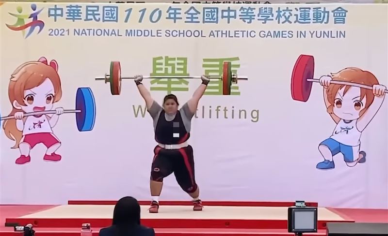 名女子是重手。（／翻自YouTube）