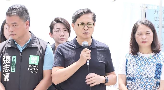 童子賢參觀民眾黨「從核說起：823核三延役公投特展」。（圖／翻攝畫面）