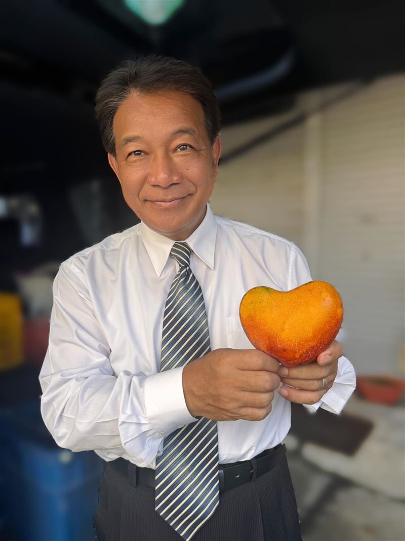 前台南市議長、現任市議員郭信良,今(5日)遭檢方依公益侵占罪嫌提起公訴,並建請法院從重量刑。(圖/翻攝自郭信良臉書)