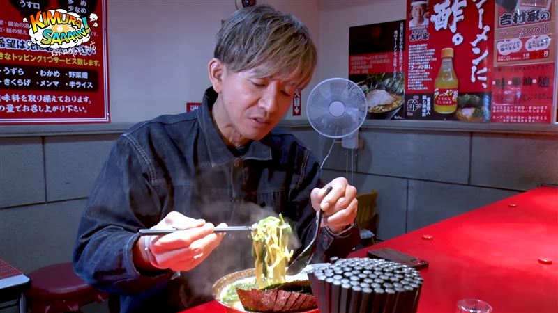 木村拓哉吃拉麵。（圖／翻攝自木村拓哉YouTube頻道）