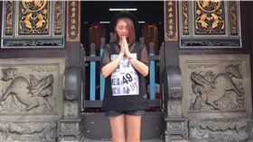 張文綺過去曾是三太子乩身，如今受洗成基督徒。圖為張文綺站在宮廟前誠心低頭拜拜的模樣。（圖／翻攝自張文綺臉書）