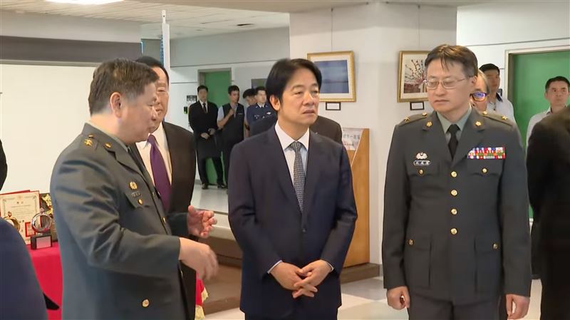 總統賴清德主持出席國防醫學大學揭牌典禮，隨後視察國防醫學大學戰傷暨災難急救訓練中心。（圖／翻攝畫面）