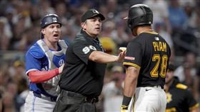 菲姆（Tommy Pham）獲得保送的丟棒動作演變成板凳清空。（圖／美聯社／達志影像）