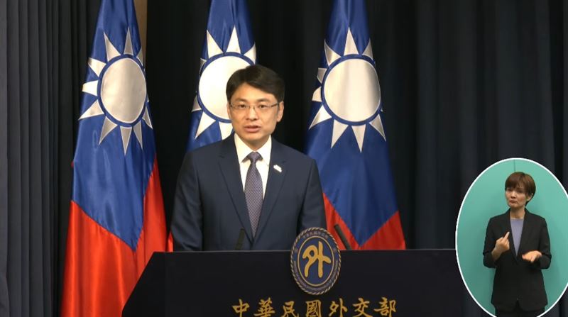外交部發言人蕭光偉主持例行記者會，回應媒體提問。（圖／翻攝自外交部YT）