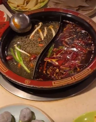 屈中恆吃成都美食(圖／翻攝自屈中恆藝嚮世界臉書）