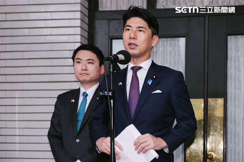 日本自民黨青年局長中曾根康隆(NAKASONE Yasutaka)眾議員帶領的「自民黨青年局海外研修團」共計70位訪賓一行訪立法院並接受媒體聯訪(圖／記者楊士誼攝影)