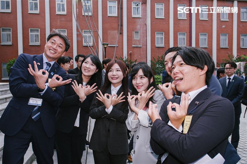 「自民黨青年局海外研修團」到訪立法院，訪團成員與立委黃捷、吳沛憶開心合照。(圖／記者楊士誼攝影)
