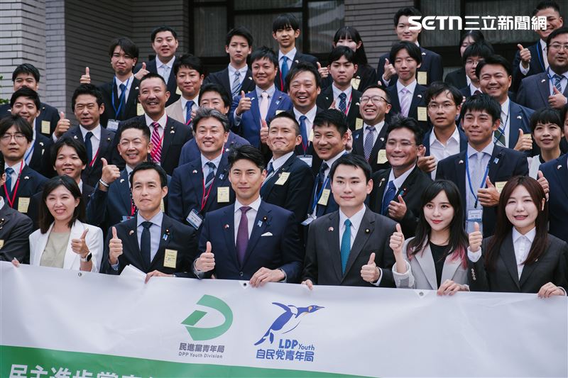 日本自民黨青年局長中曾根康隆(NAKASONE Yasutaka)眾議員帶領的「自民黨青年局海外研修團」共計70位訪賓一行訪立法院，並在議場前大合照。(圖／記者楊士誼攝影)