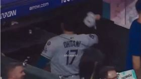 道奇19日遭洛磯再見，大谷翔平在休息室怒摔護具。（圖／翻攝自ohtnsuki X）