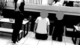 彰化課照班弱勢童被逼下跪　她在旁滑手機（圖／翻攝德州媽媽沒有崩潰粉專）