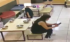 彰化課照班弱勢童被逼下跪　她在旁滑手機（圖／翻攝德州媽媽沒有崩潰粉專）