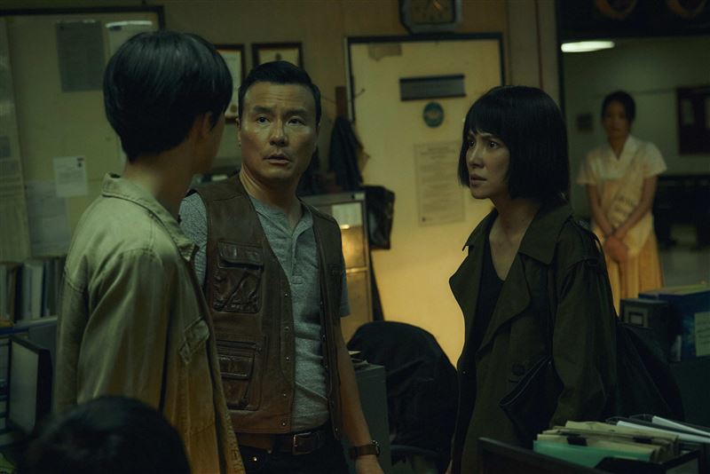 李銘忠（中）飾演熟悉地方人脈的警官，是協助李心潔（右）復仇的重要推手。（圖／Netflix提供）