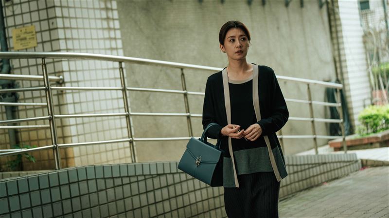 賈靜雯在《回魂計》中化身復仇母親，同時也是律師。（圖／Netflix提供）