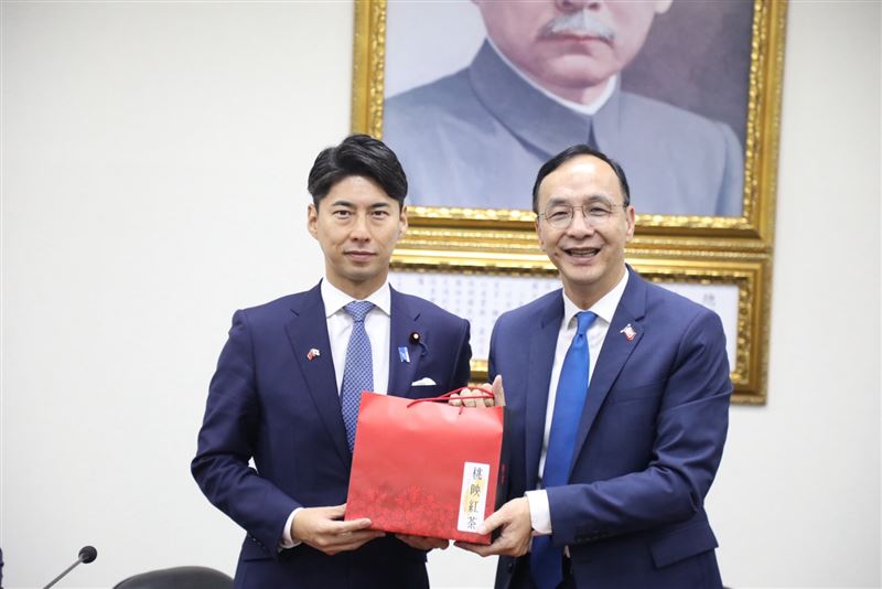 朱立倫（右）會見由日本自民黨青年局長中曾根康隆（左）眾議員帶領的「自民黨青年局海外研修團」一行。（圖／國民黨提供）