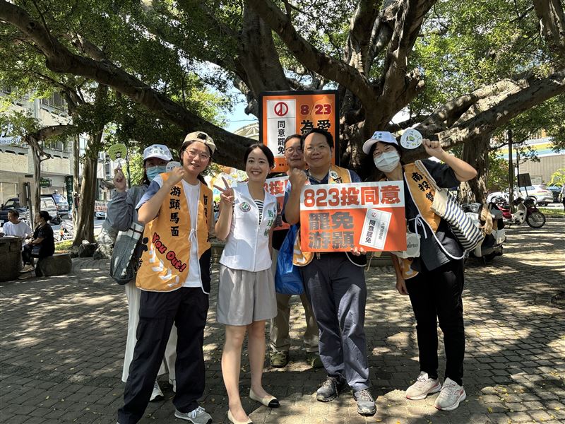 民進黨新北市議員兼發言人戴瑋姍陪同罷團「去游除垢」掃市場宣傳。（圖／罷團「去游除垢」提供）
