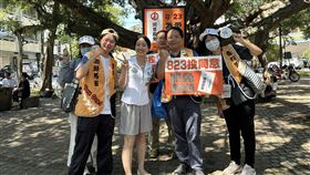 民進黨新北市議員兼發言人戴瑋姍陪同罷團「去游除垢」掃市場宣傳。（圖／罷團「去游除垢」提供） 