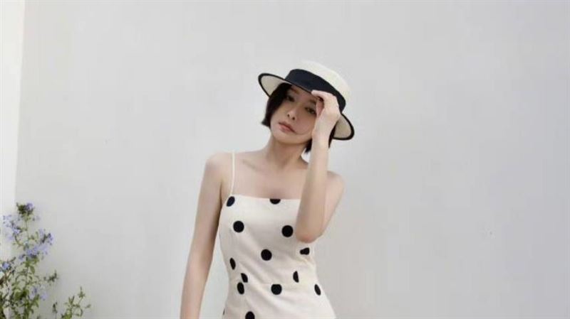 46歲秦嵐凍齡長這樣　細肩洋裝露雪白美背