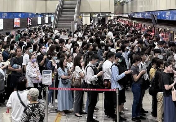 北捷開始新措施後，導致尖峰時間新埔站的旅客爆滿。（圖／翻攝自Threads@lin__han__lin）